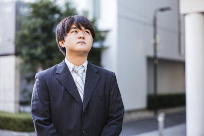 仕事で疲れ切った男性